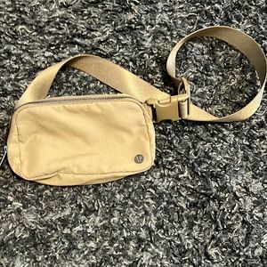 Green lululemon belt bag, in great condition